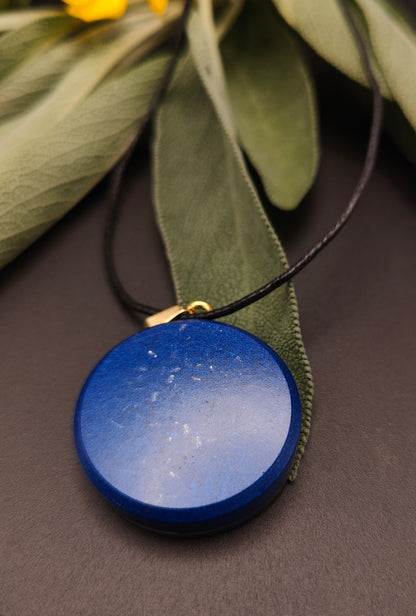 Orgon-Amulett in dunkelblau mit einem goldenem Metatron