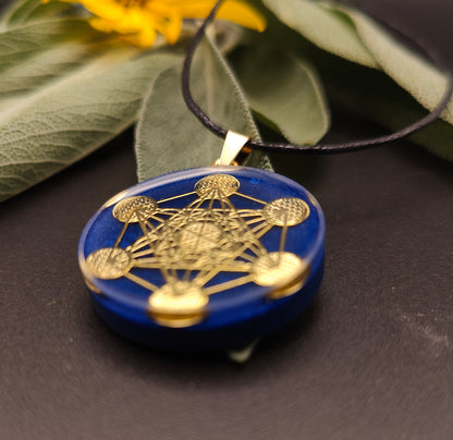Orgon-Amulett in dunkelblau mit einem goldenem Metatron