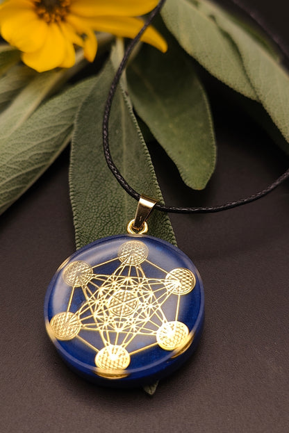 Orgon-Amulett in dunkelblau mit einem goldenem Metatron