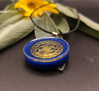 Orgon-Amulett in dunkelblau mit einem goldenem Sri Yantra