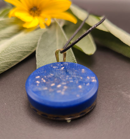 Orgon-Amulett in dunkelblau mit einem goldenem Om