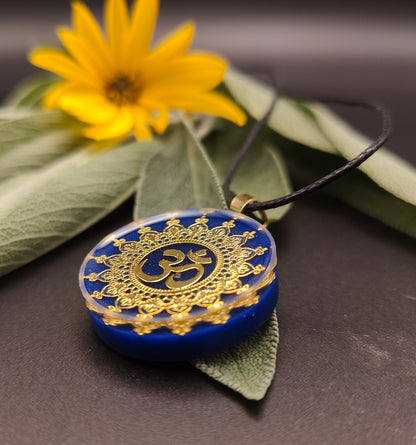 Orgon-Amulett in dunkelblau mit einem goldenem Om