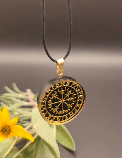 Schutz-Amulett mit goldenem Runenkompass
