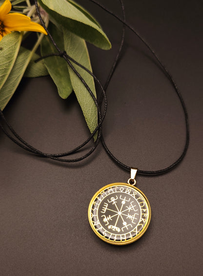 Schutz-Amulett mit goldenem Runenkompass