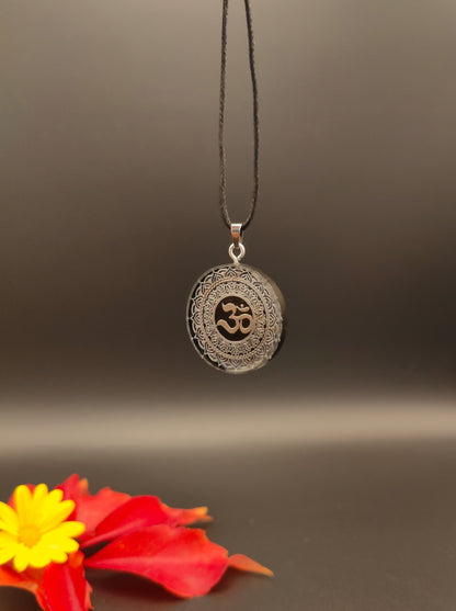 Schutz-Amulett mit silbernem Om