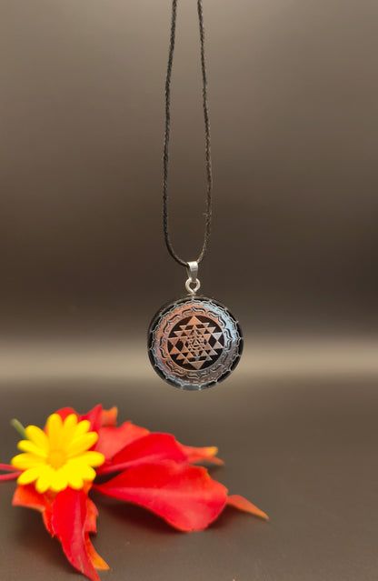 Schutz-Amulett mit silbernem Sri Yantra