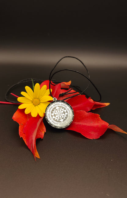 Schutz-Amulett mit silbernem Sri Yantra