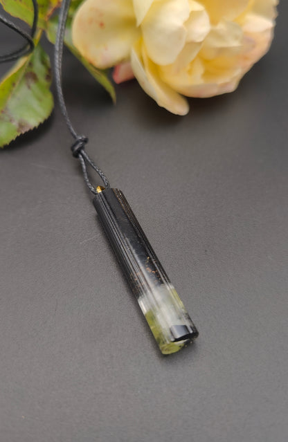 Anhänger - rund mit Riffelstreifen, in schwarz mit Peridot und Turmalin