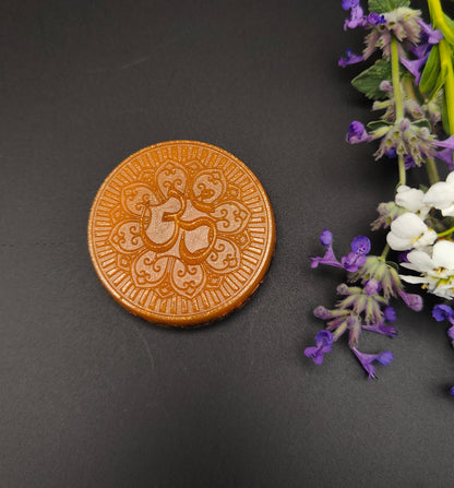 Taschenorgonit Om mit Tigerauge