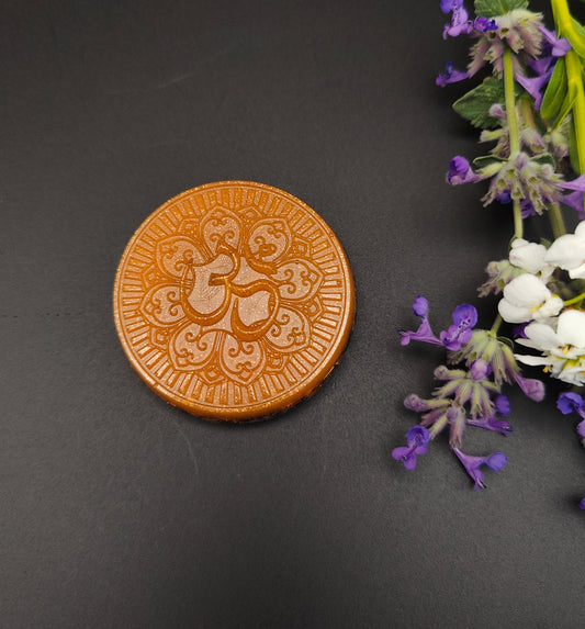 Taschenorgonit Om mit Tigerauge