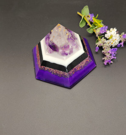 sechs-seitige Pyramide mit viel Amethyst