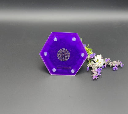 sechs-seitige Pyramide mit viel Amethyst