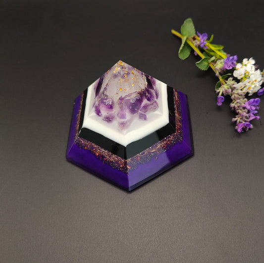 sechs-seitige Pyramide mit viel Amethyst