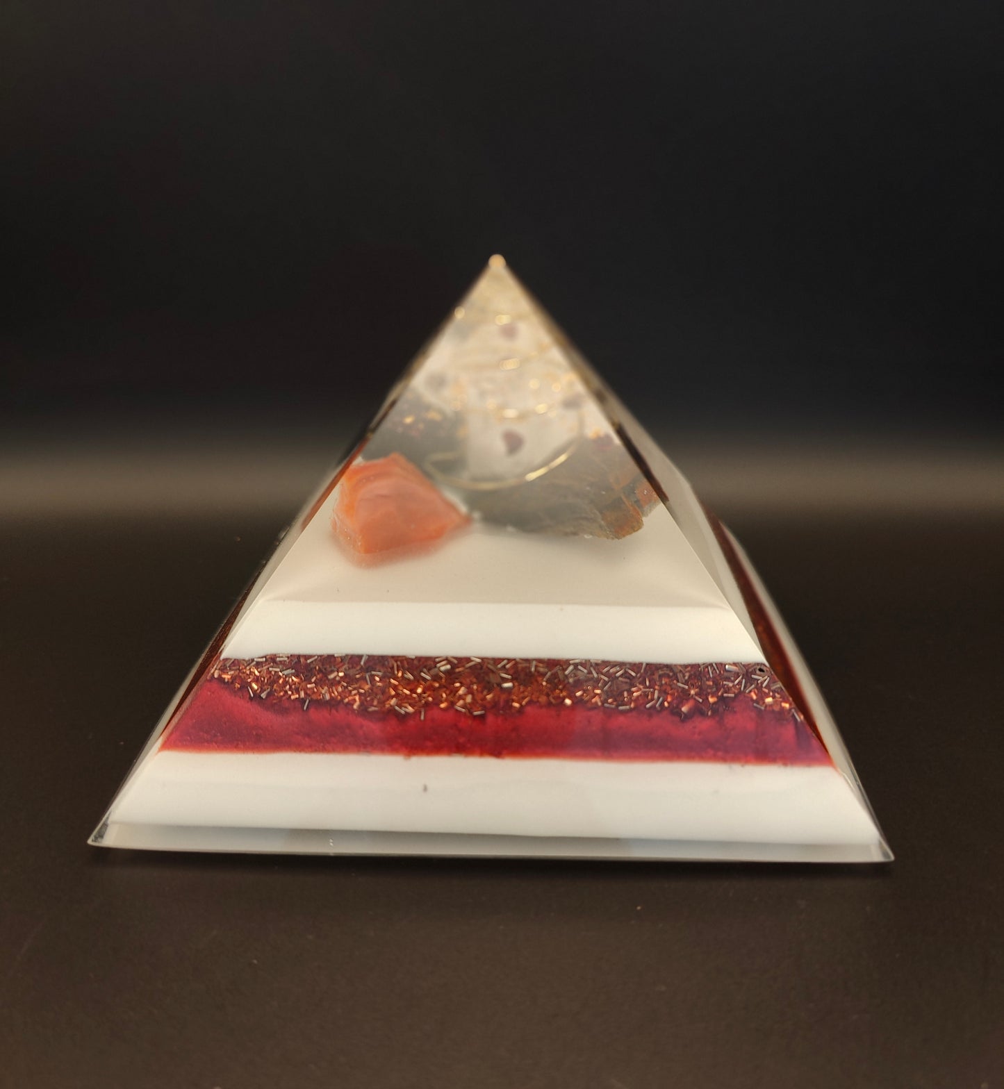 Pyramide in edlem weiß/rot