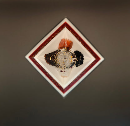 Pyramide in edlem weiß/rot