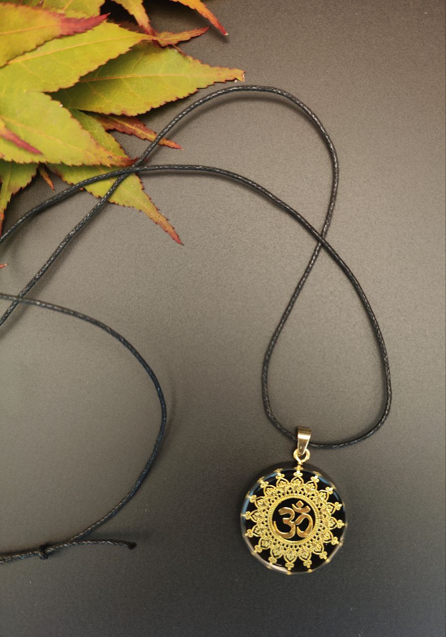Schutz-Amulett mit goldenem Om