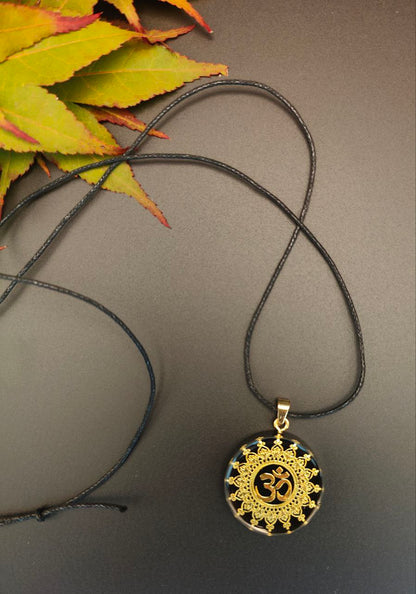 Schutz-Amulett mit goldenem Om