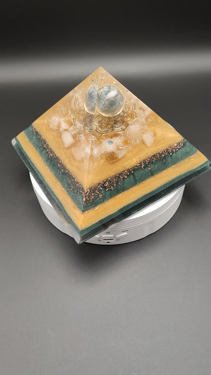 Pyramide ganz in Grün und Gold