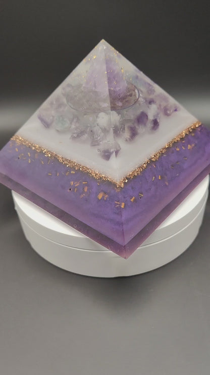 Pyramide mit viel Amethyst und Schimmer