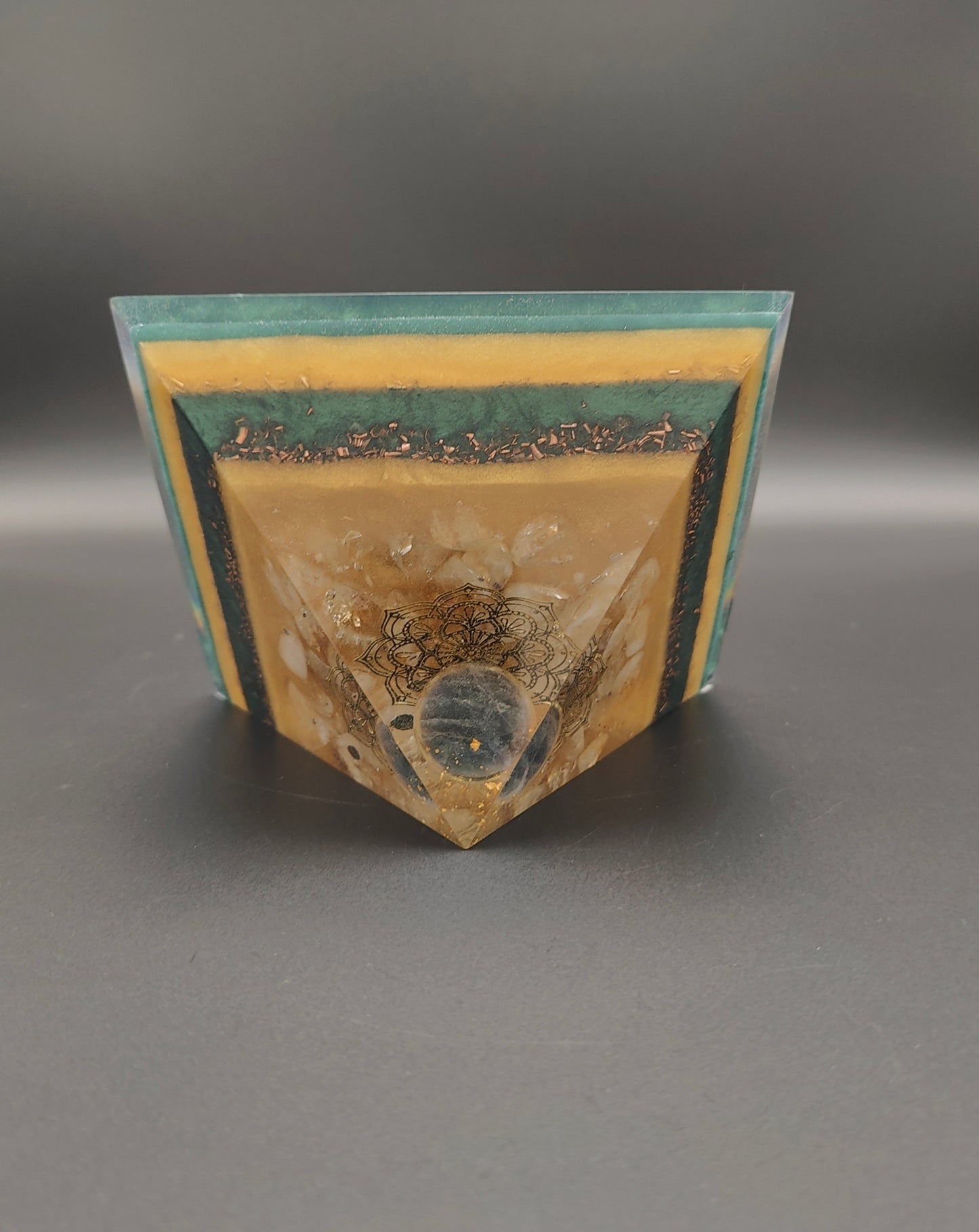 Pyramide ganz in Grün und Gold