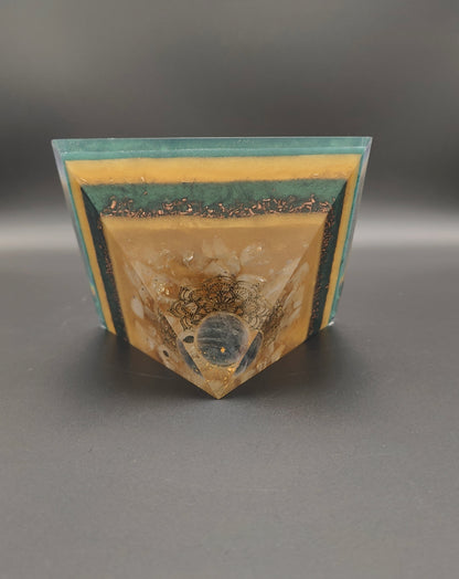 Pyramide ganz in Grün und Gold