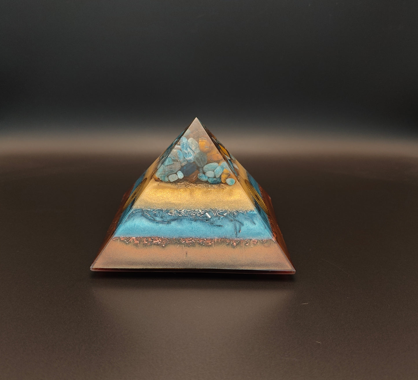 8-seitige Pyramide mit Apatit und Tigerauge