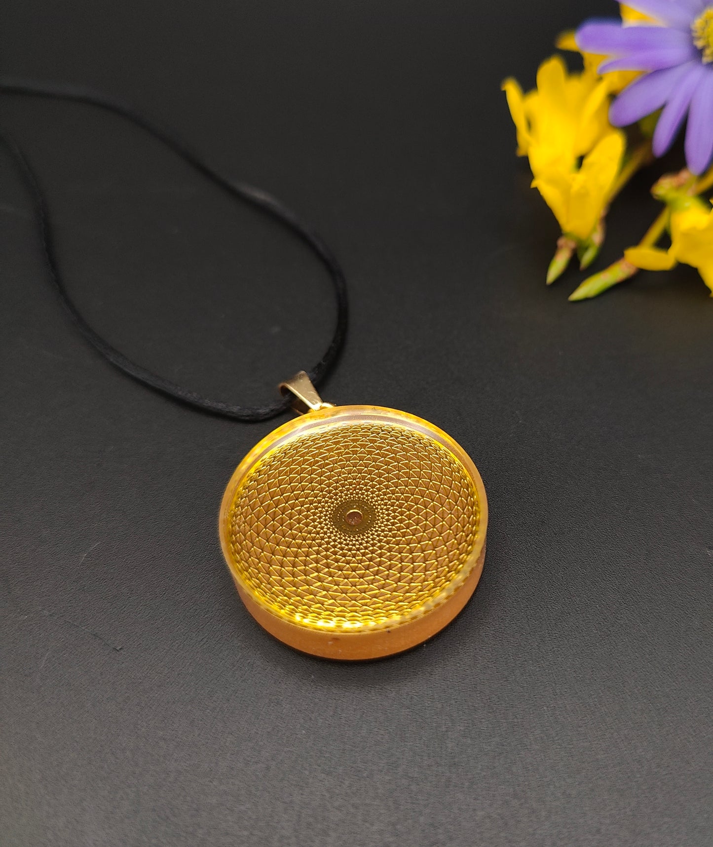 Orgon-Amulett in Gold mit einem goldenem Torus