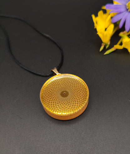 Orgon-Amulett in Gold mit einem goldenem Torus