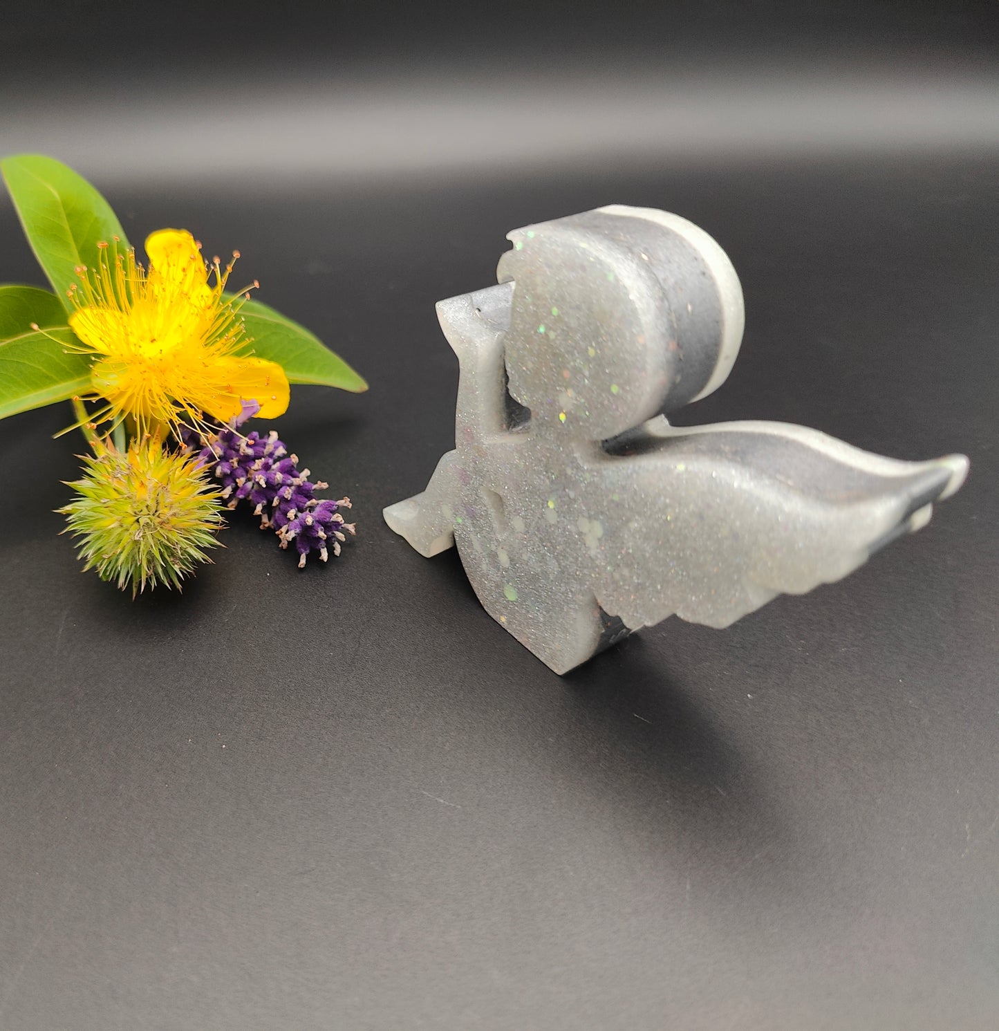 Sitzender Engel im silbernen Glitzer-Gewand