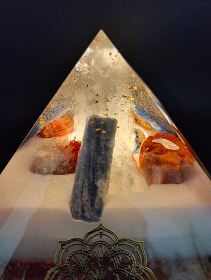 Beleuchtete Pyramide "Licht & Balance"