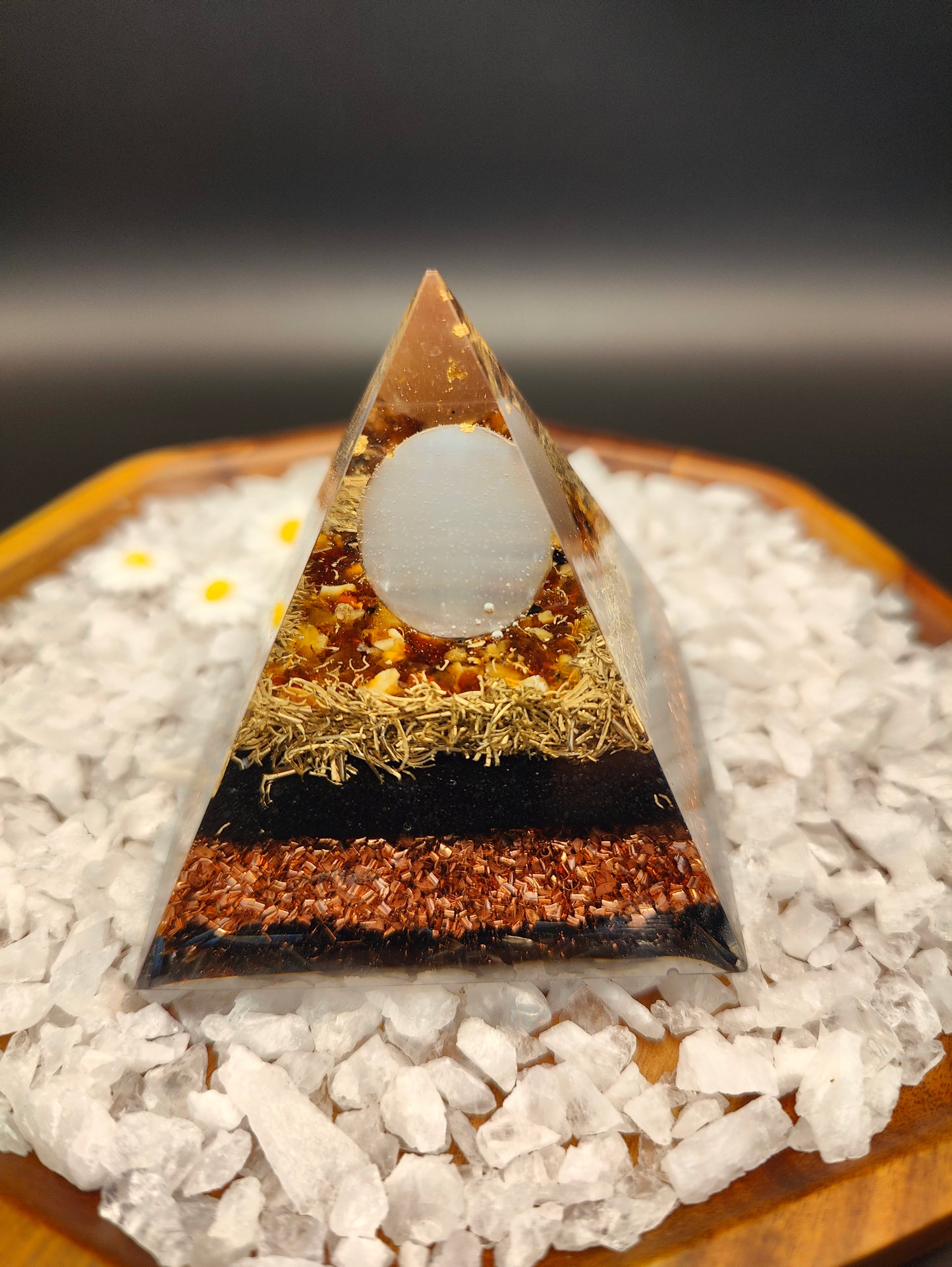 Mini-Pyramide mit Selenit-Kugel
