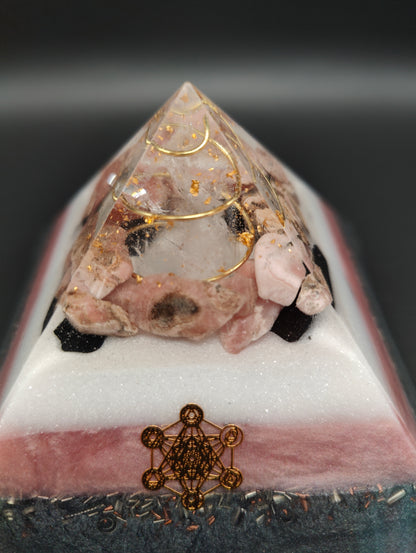 8-seitige Pyramide mit Rhodocrosit