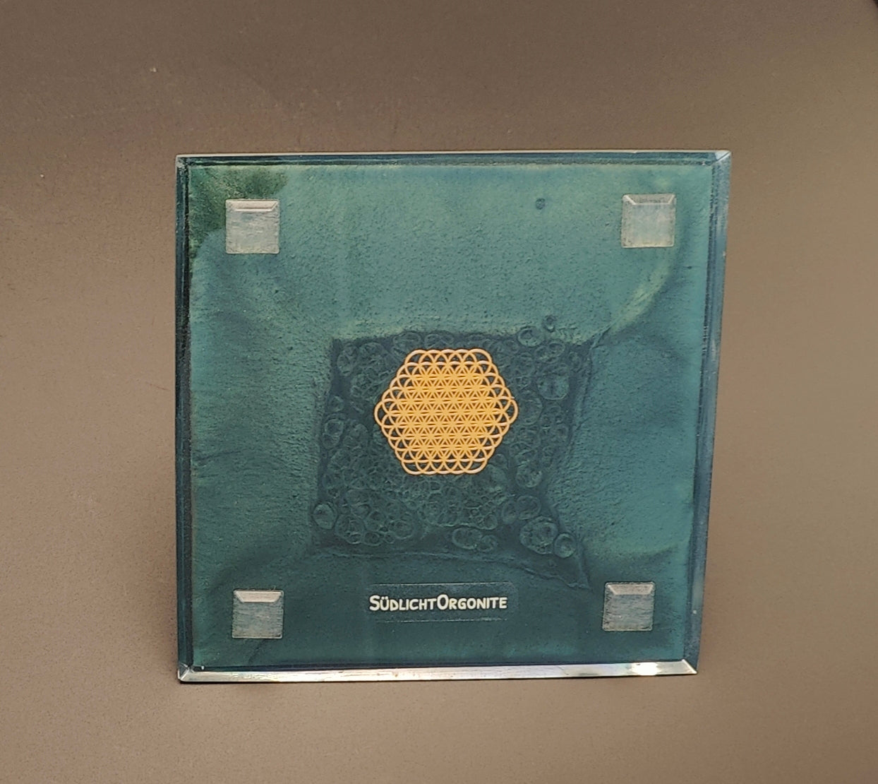 Pyramide ganz in Grün und Gold