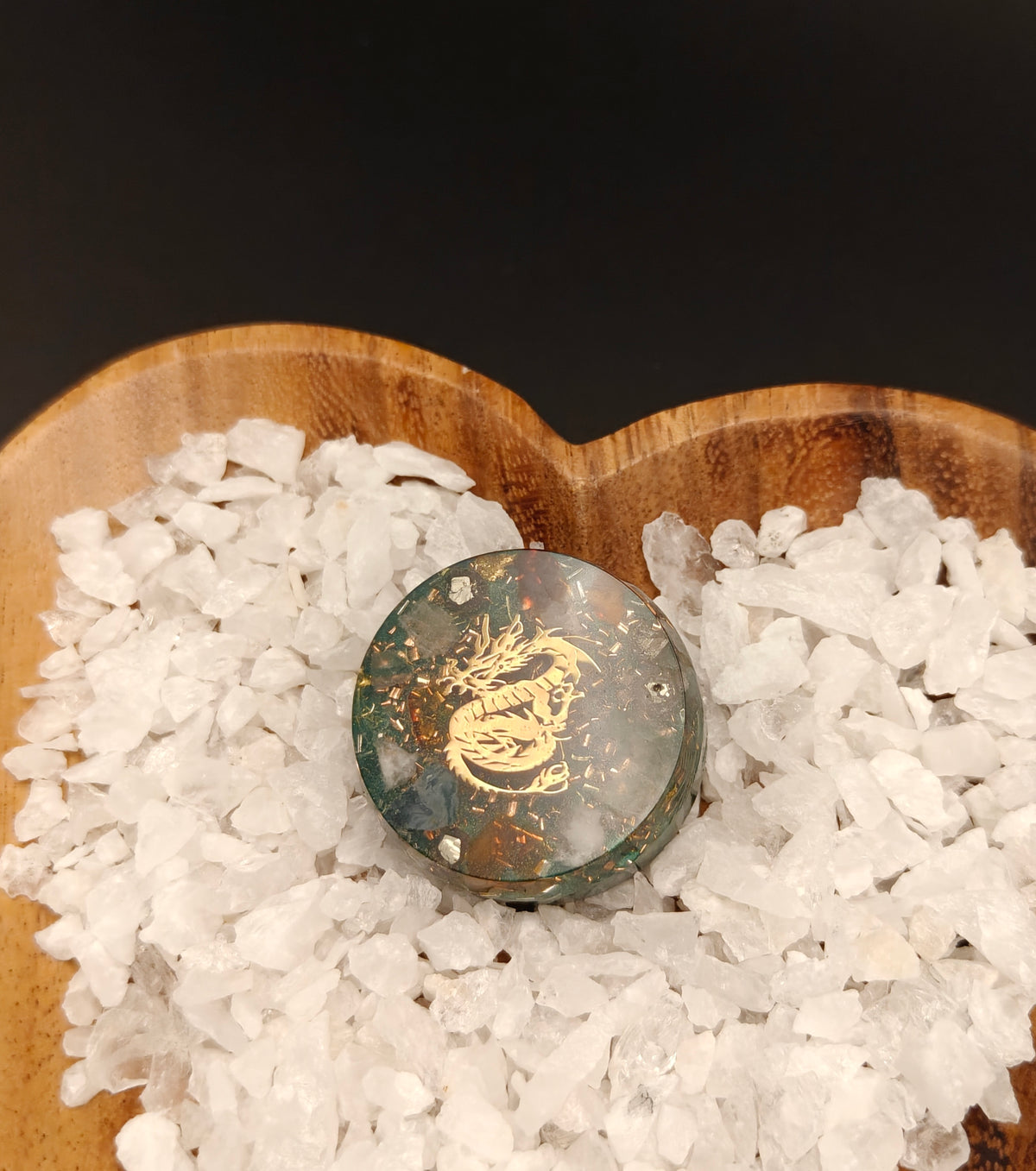 Taschenorgonit in grün mit goldfarbenem Drache