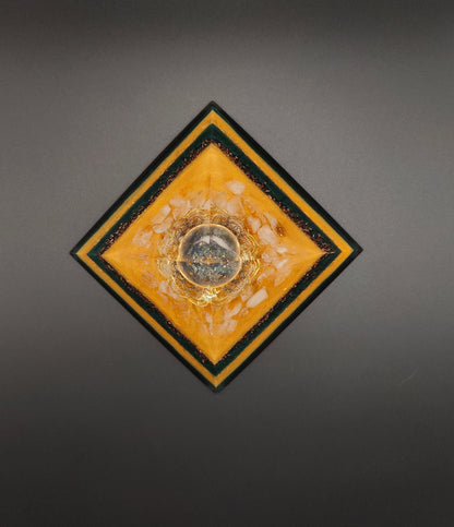 Pyramide ganz in Grün und Gold
