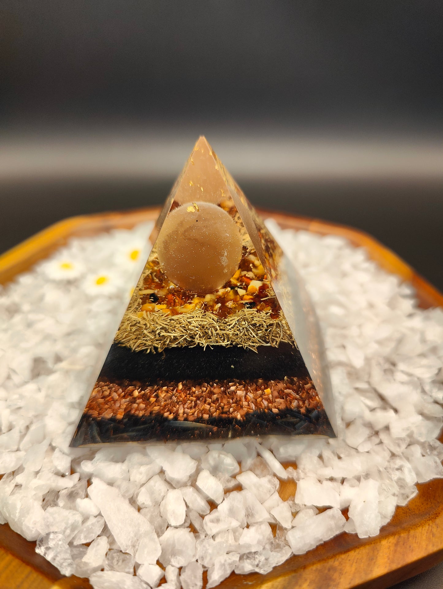 Mini-Pyramide mit Selenit-Kugel