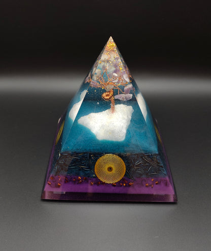 Pyramide mit Amethyst-Bäumchen
