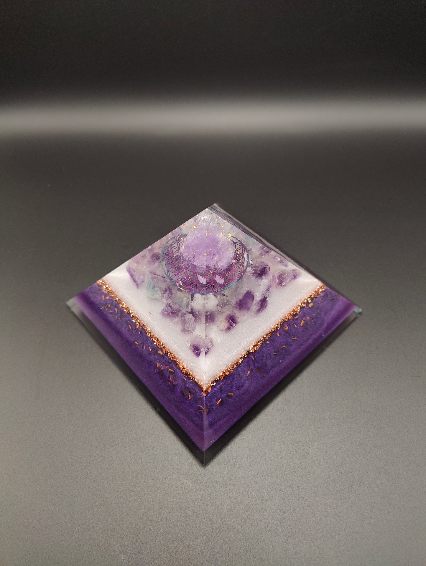 Pyramide mit viel Amethyst und Schimmer