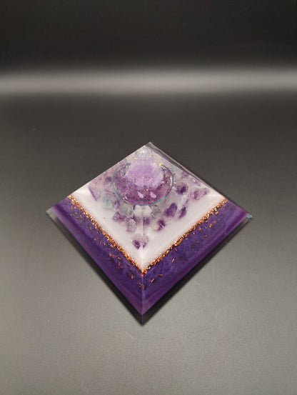 Pyramide mit viel Amethyst und Schimmer