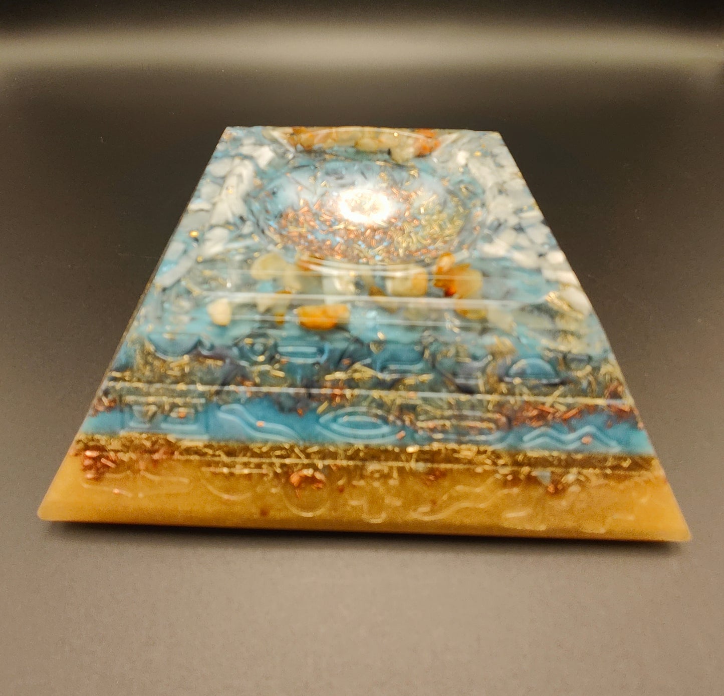 Halb-Pyramide mit Deckel "Klärung & Ausgleich"