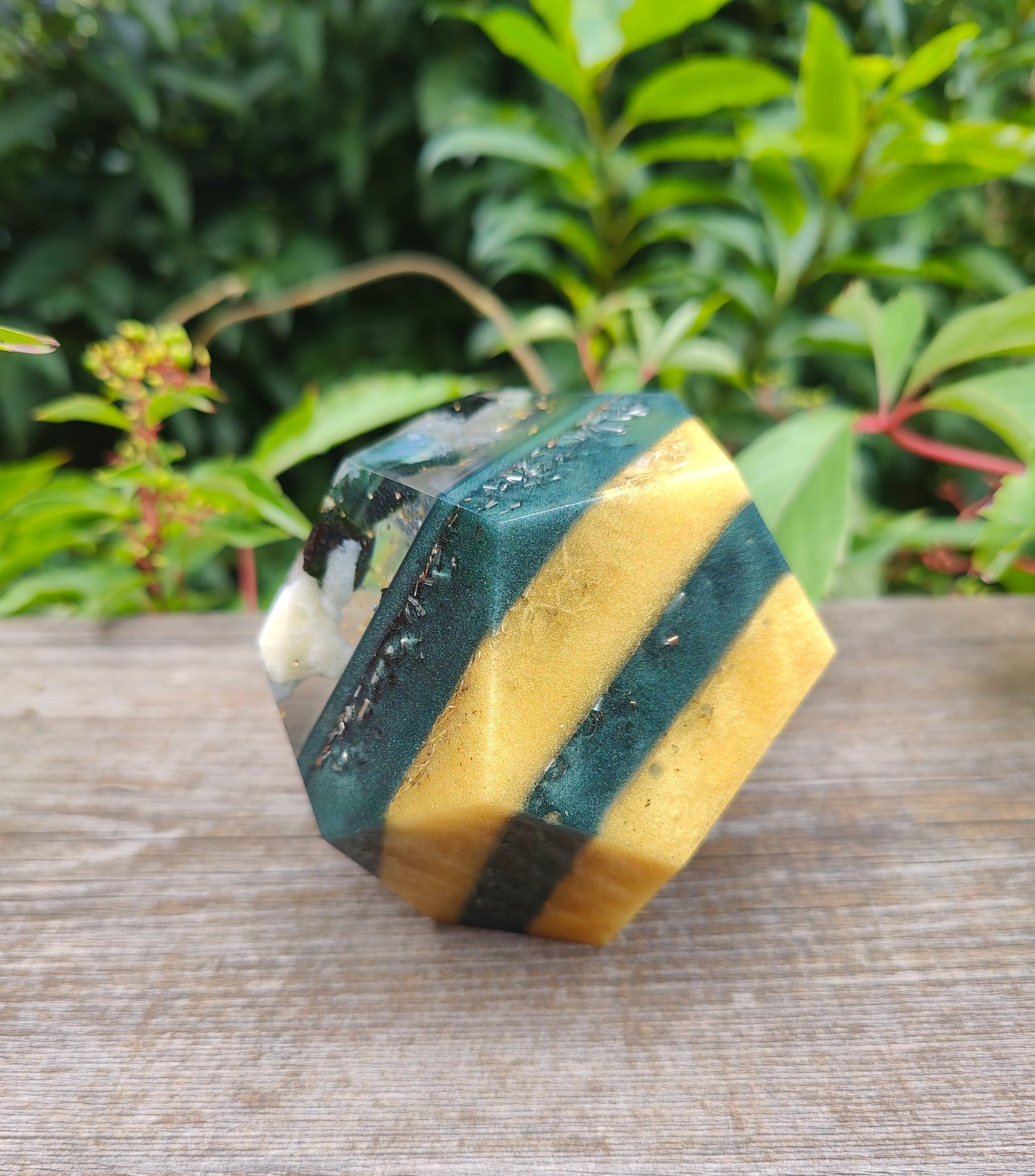 Dodekader in Dunkelgrün und Gold