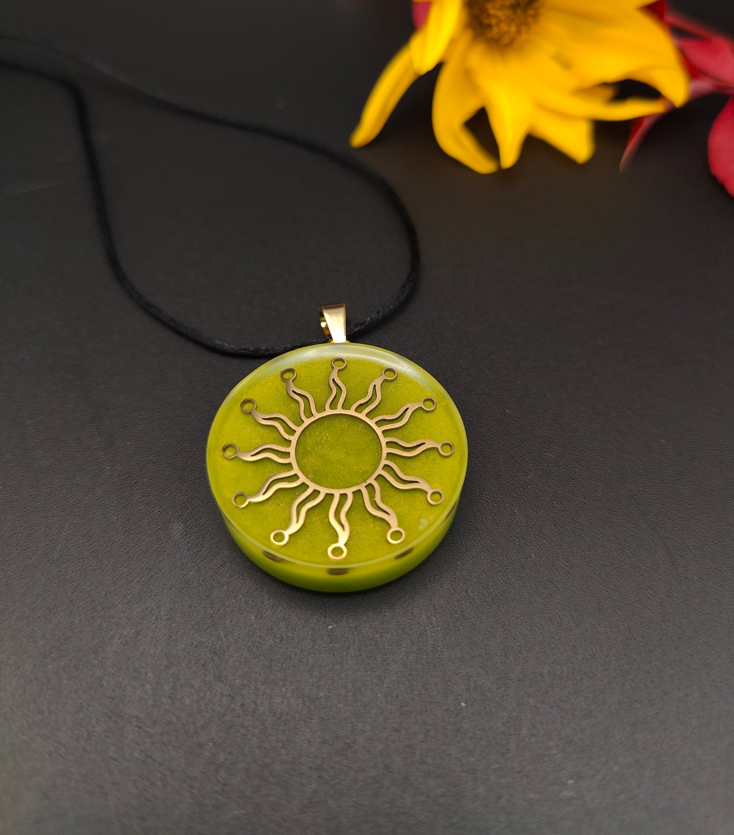 Orgon-Amulett mit goldfarbener Sonne