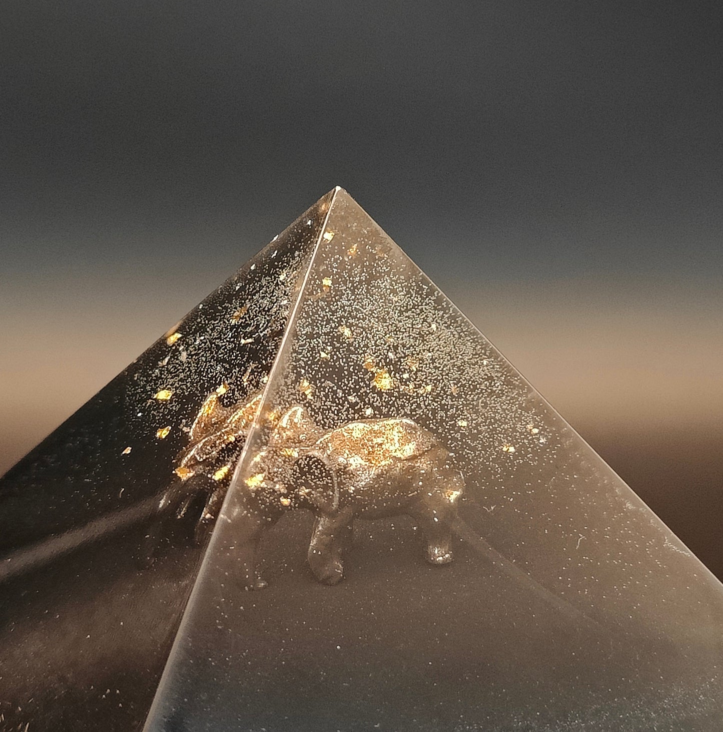 Pyramide mit Strahlenschutz