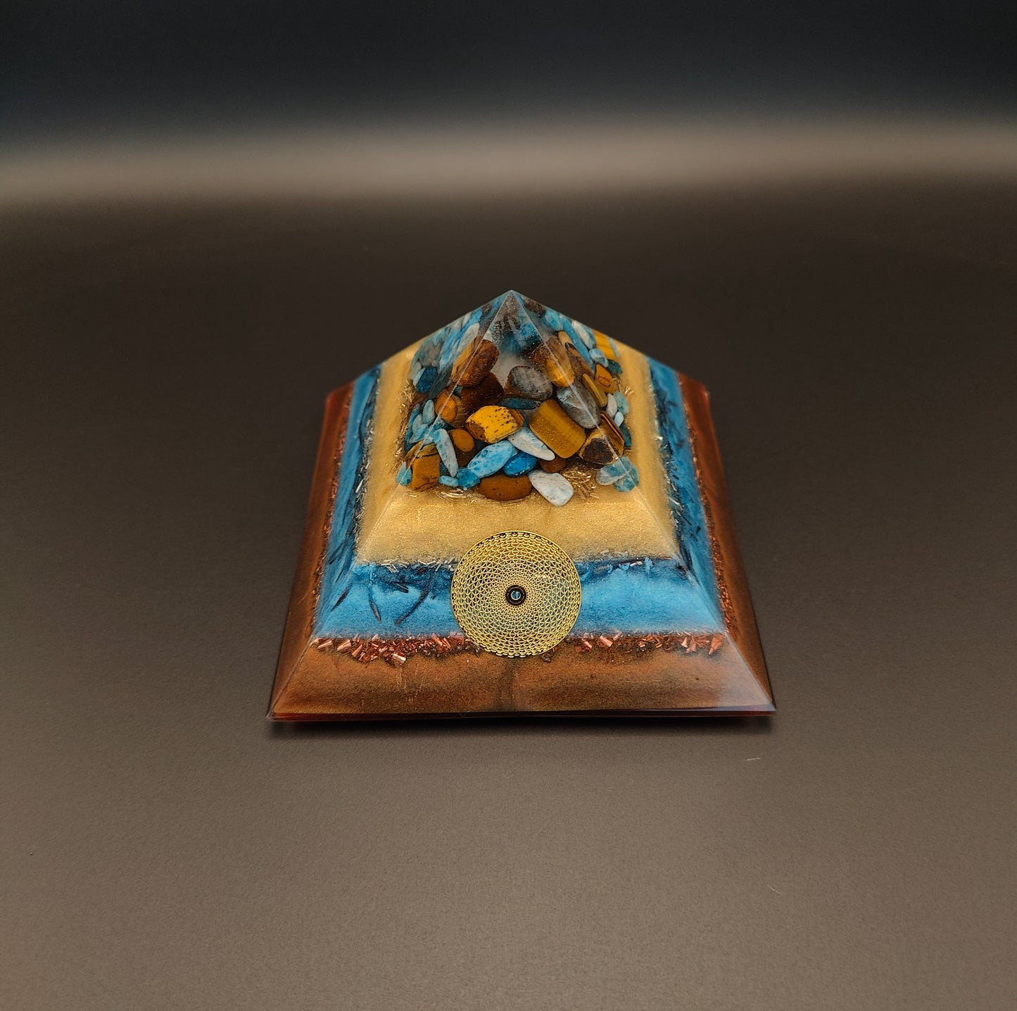 8-seitige Pyramide mit Apatit und Tigerauge