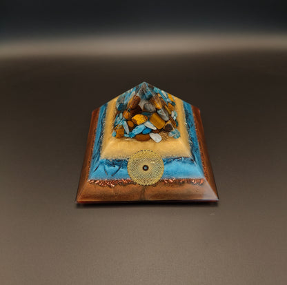 8-seitige Pyramide mit Apatit und Tigerauge