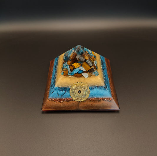 8-seitige Pyramide mit Apatit und Tigerauge