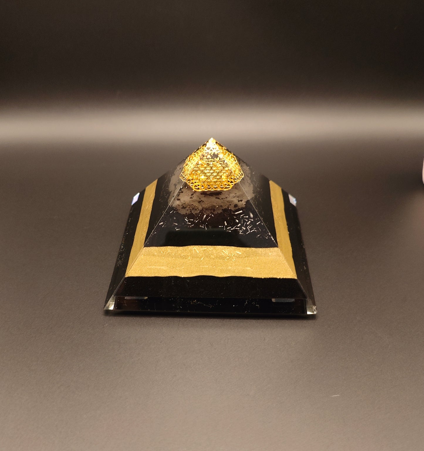 Pyramide "Starke Erdung & Schutz"