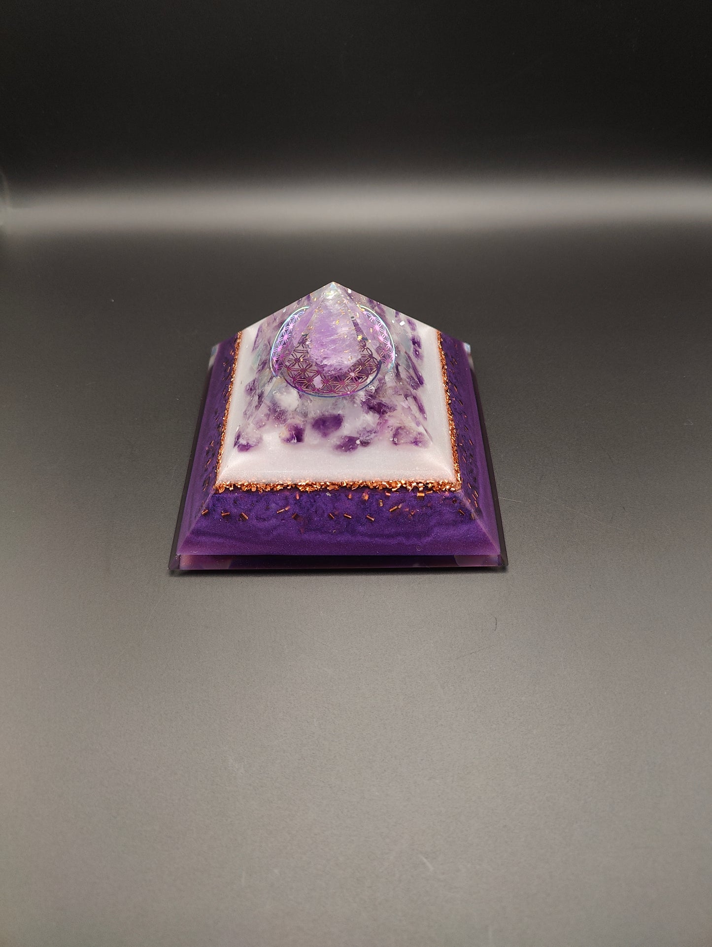 Pyramide mit viel Amethyst und Schimmer