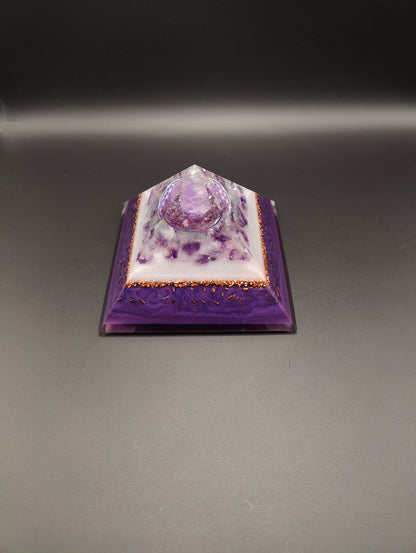 Pyramide mit viel Amethyst und Schimmer
