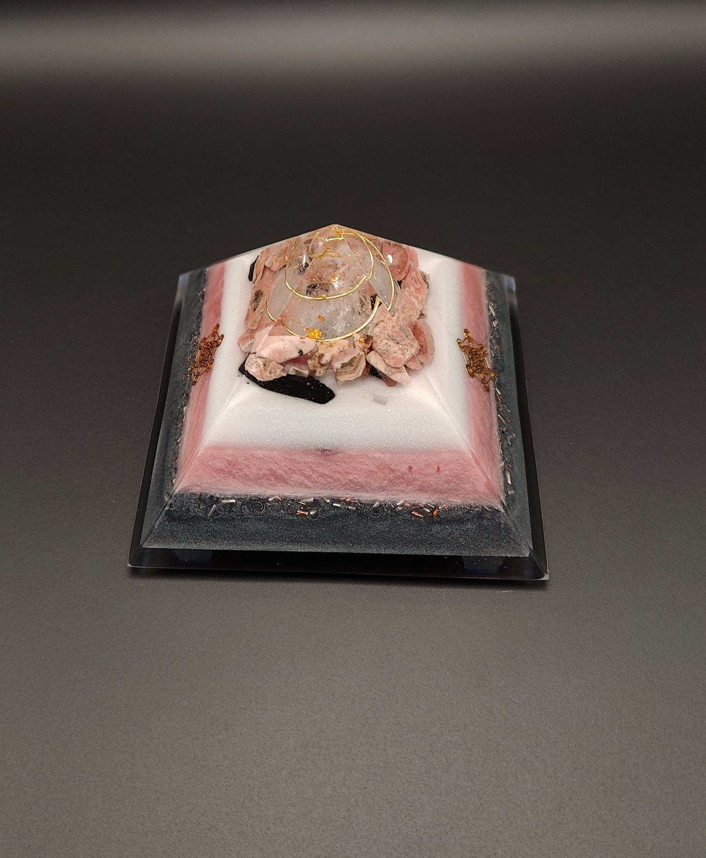 8-seitige Pyramide mit Rhodocrosit